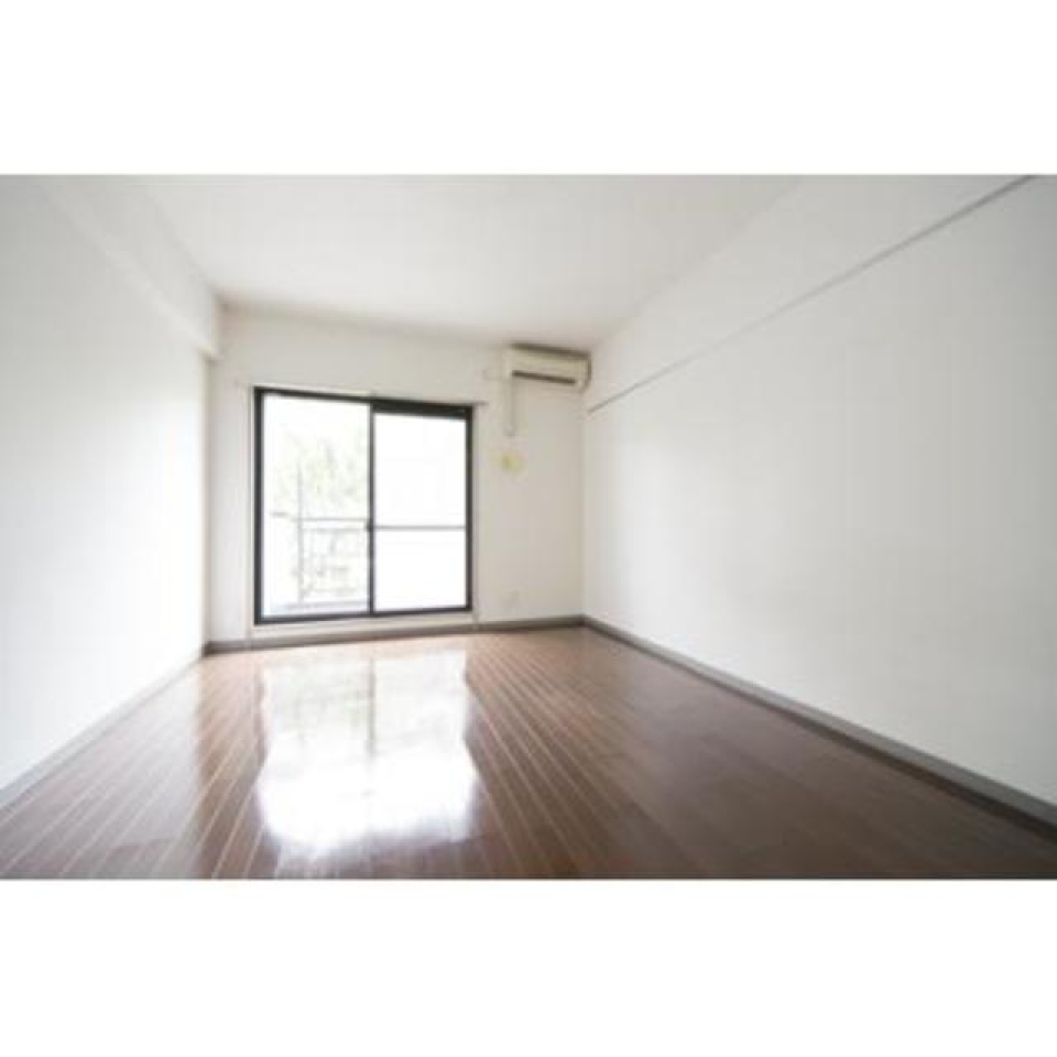 エアコン付きです。壁が白く明るい雰囲気です。
※写真は同タイプ住戸です。