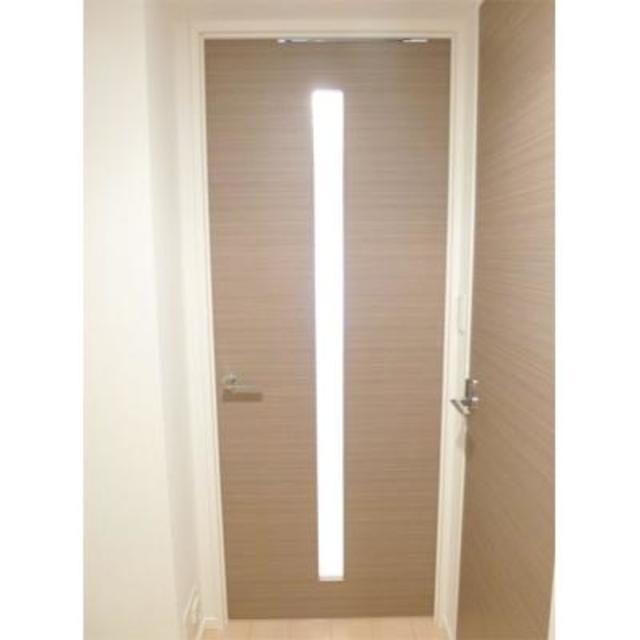 扉もすりガラスになっていて、光が廊下まで届きそうです。
※写真は同タイプ住戸です。
