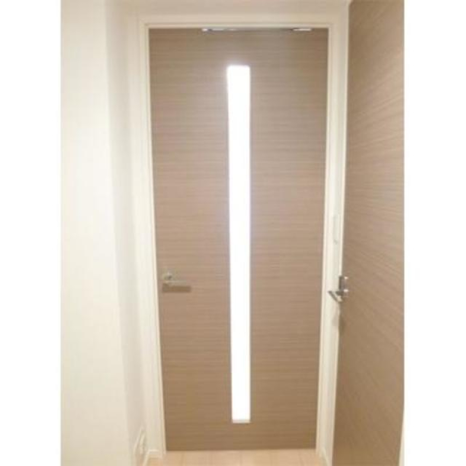 扉もすりガラスになっていて、光が廊下まで届きそうです。
※写真は同タイプ住戸です。