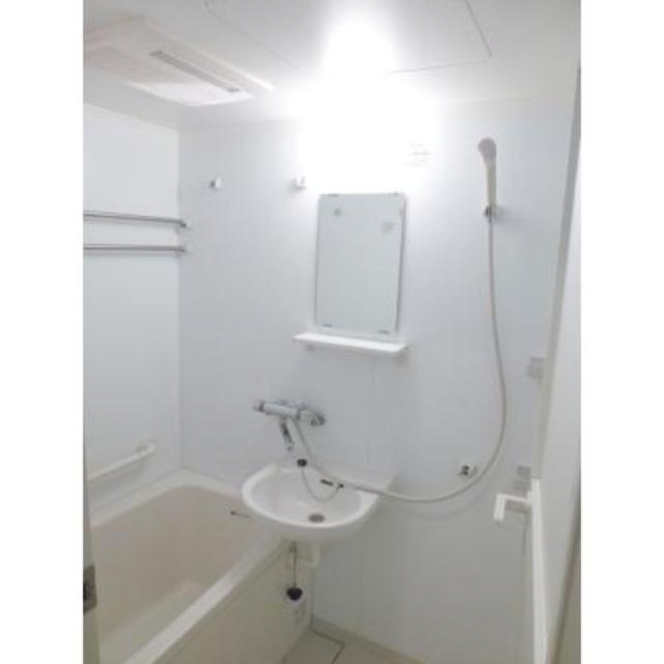浴室乾燥機付きのバスルーム。
※写真は同タイプ住戸です。