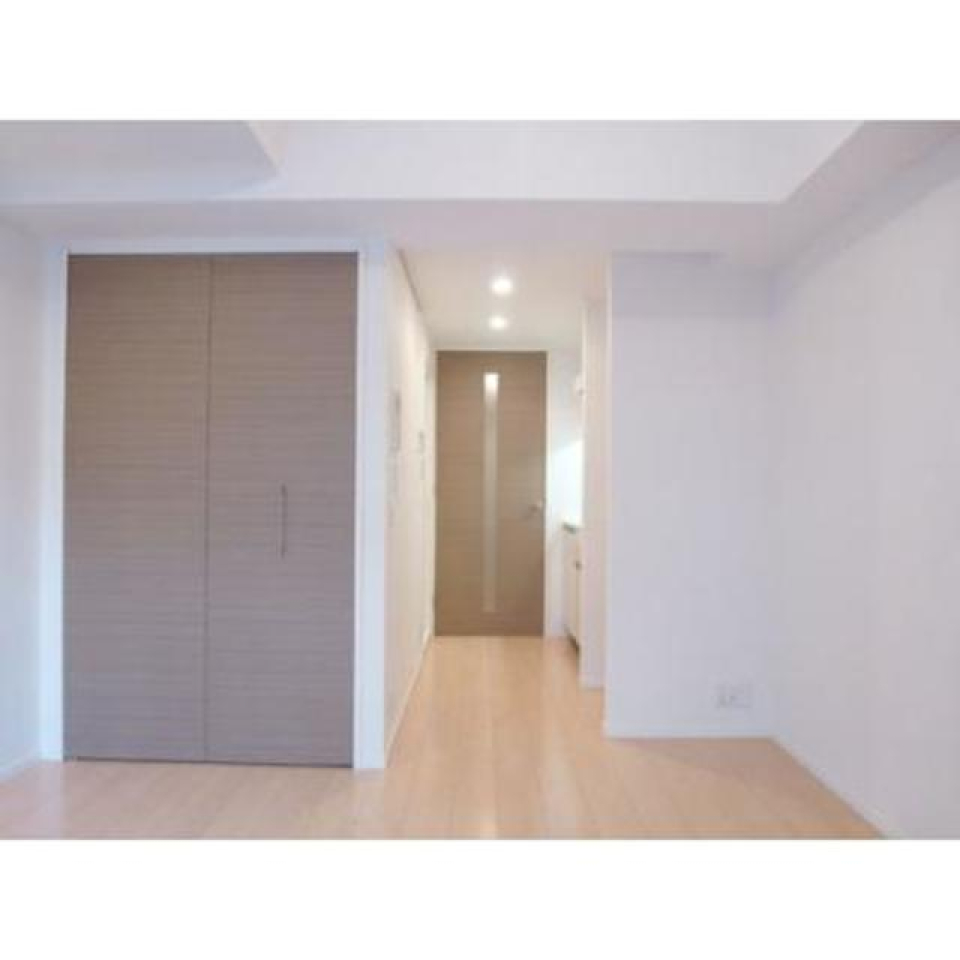 くすみカラーの扉がアクセントのお部屋。やわらかい雰囲気のお部屋です。
※写真は同タイプ住戸です。