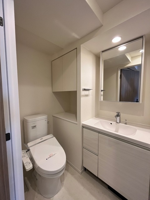 トイレと洗面台は同じ空間にあります。※写真は同タイプ住戸です。