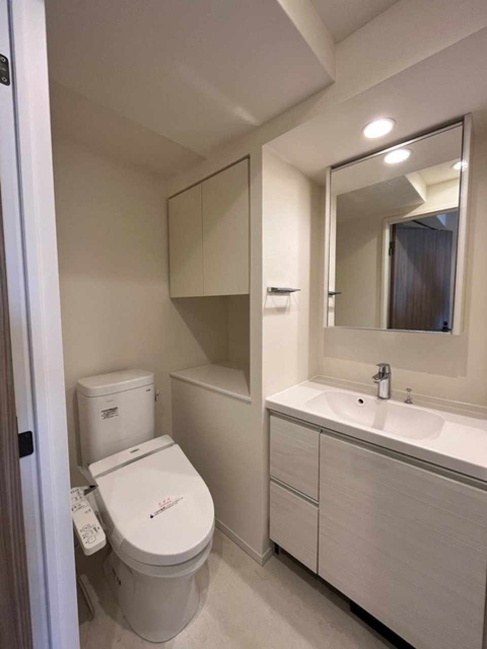 トイレと洗面台は同じ空間にあります。※写真は同タイプ住戸です。