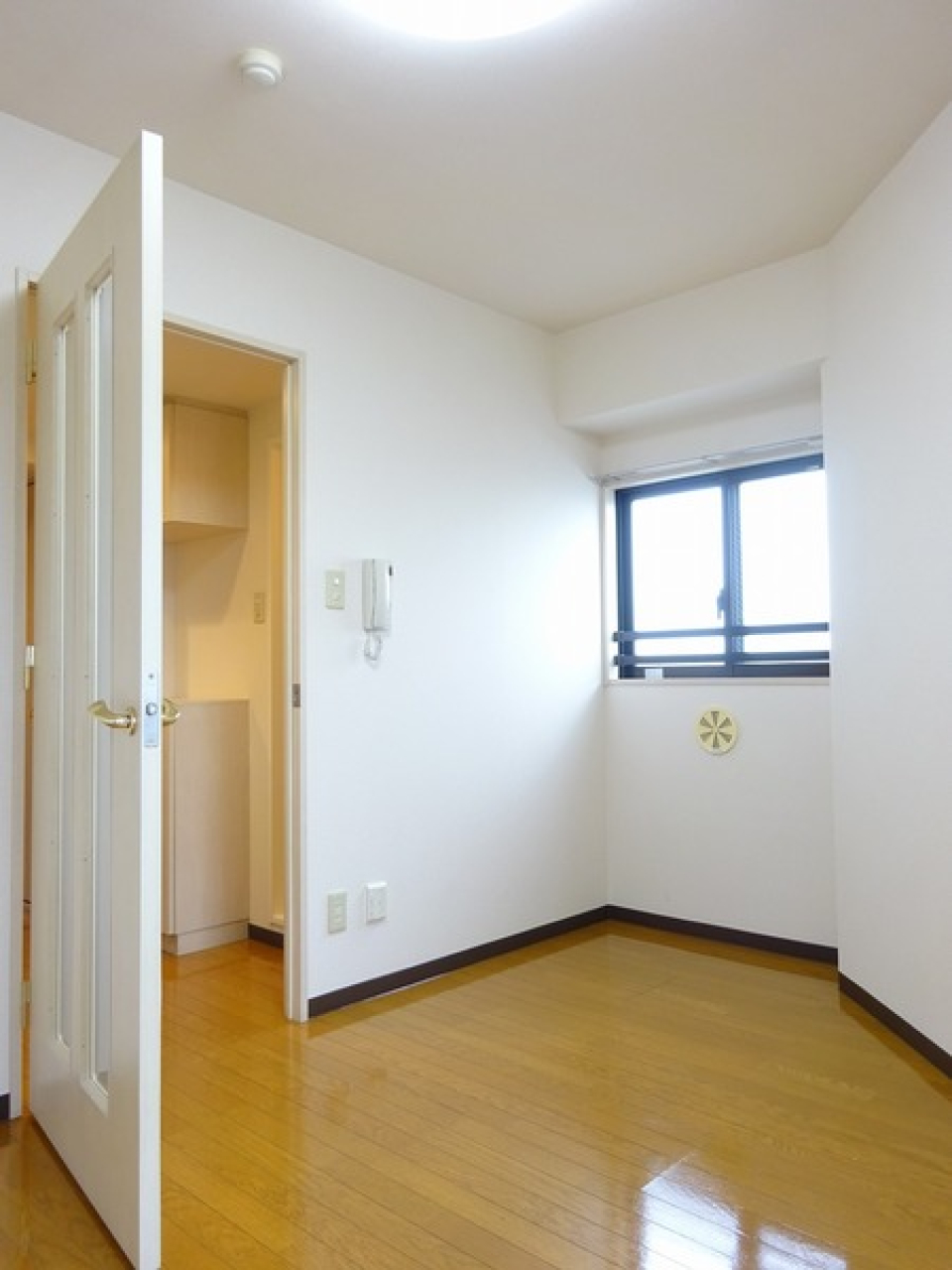 部屋の形が個性的で台形の形をしたお部屋です。
でも、この形を利用して、プロジェクターを移せば・・・自分だけの映画館に！