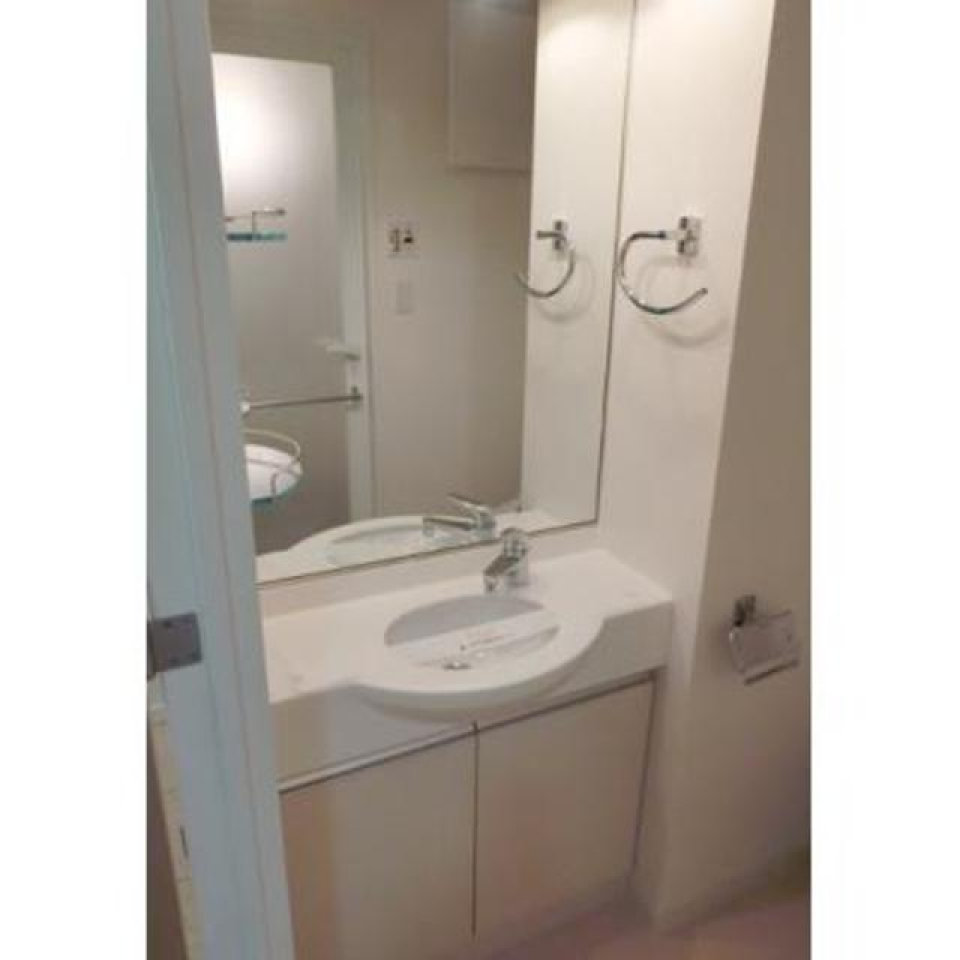 洗面台はトイレと同じスペースに設置されています。※写真は同タイプ住戸です。