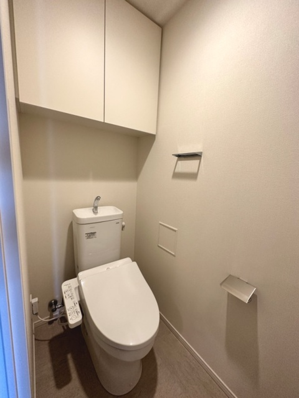 トイレです。頭上に収納棚が付いています。
※写真は同タイプ住戸です。