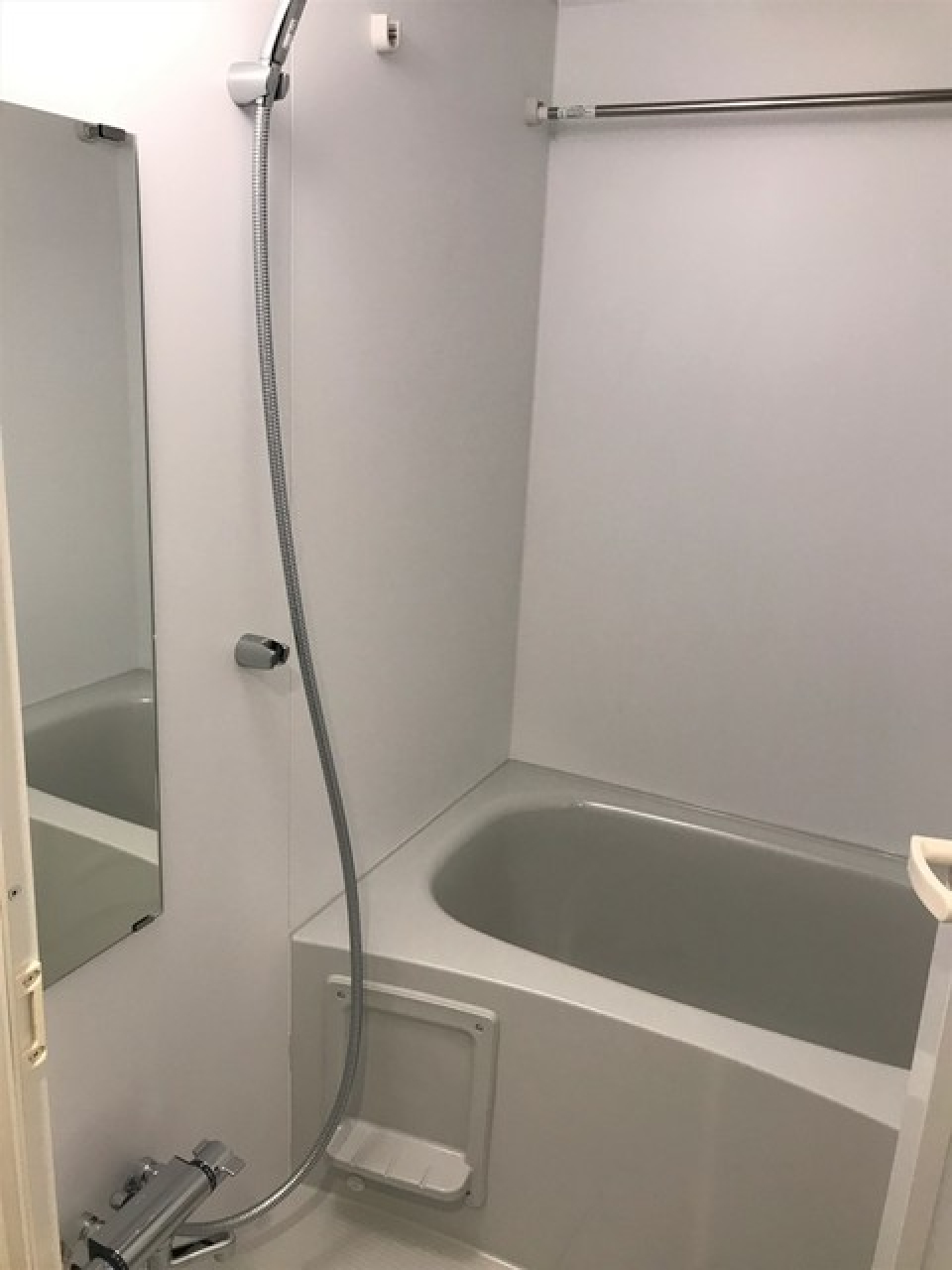 白くまとめられた浴室。※写真は同タイプ住戸です。