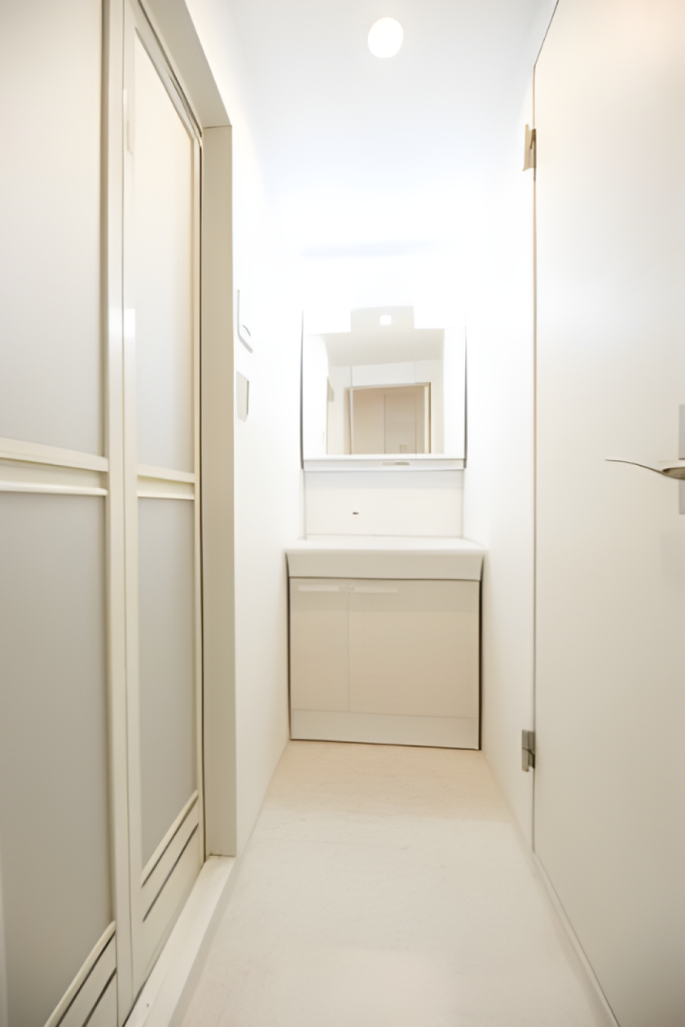 洗面脱衣室はやや狭めで、洗濯機置き場は廊下に位置しています