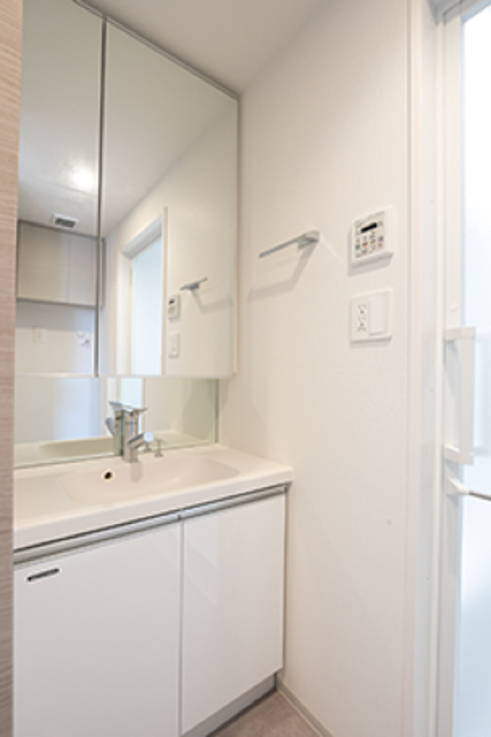 シンプルな白い清潔感のある洗面台。※写真は同タイプ住戸です。