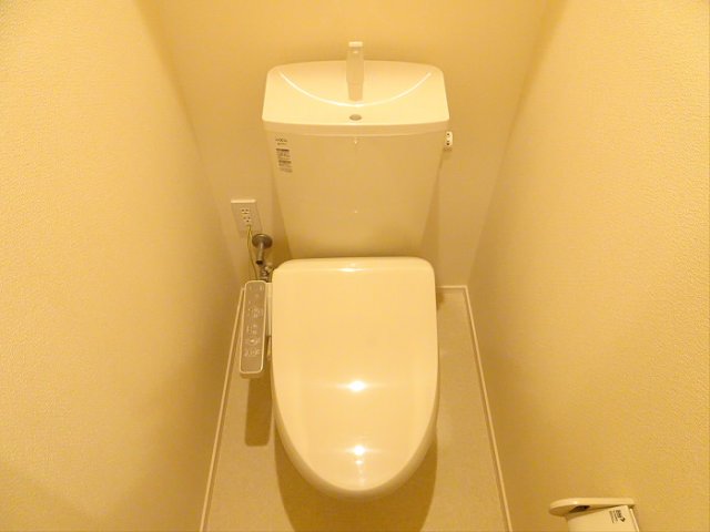 清潔感のあるトイレ。
ウォシュレット付きのトイレです。