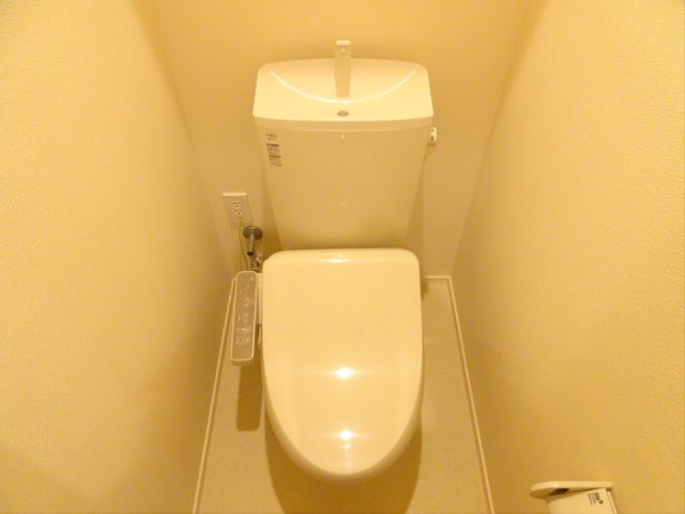 清潔感のあるトイレ。
ウォシュレット付きのトイレです。