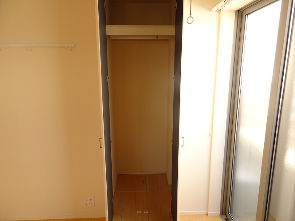開き方が遠慮がちなクローゼット。見た目によらず、奥は少し広くなっています。懐が広いタイプ。