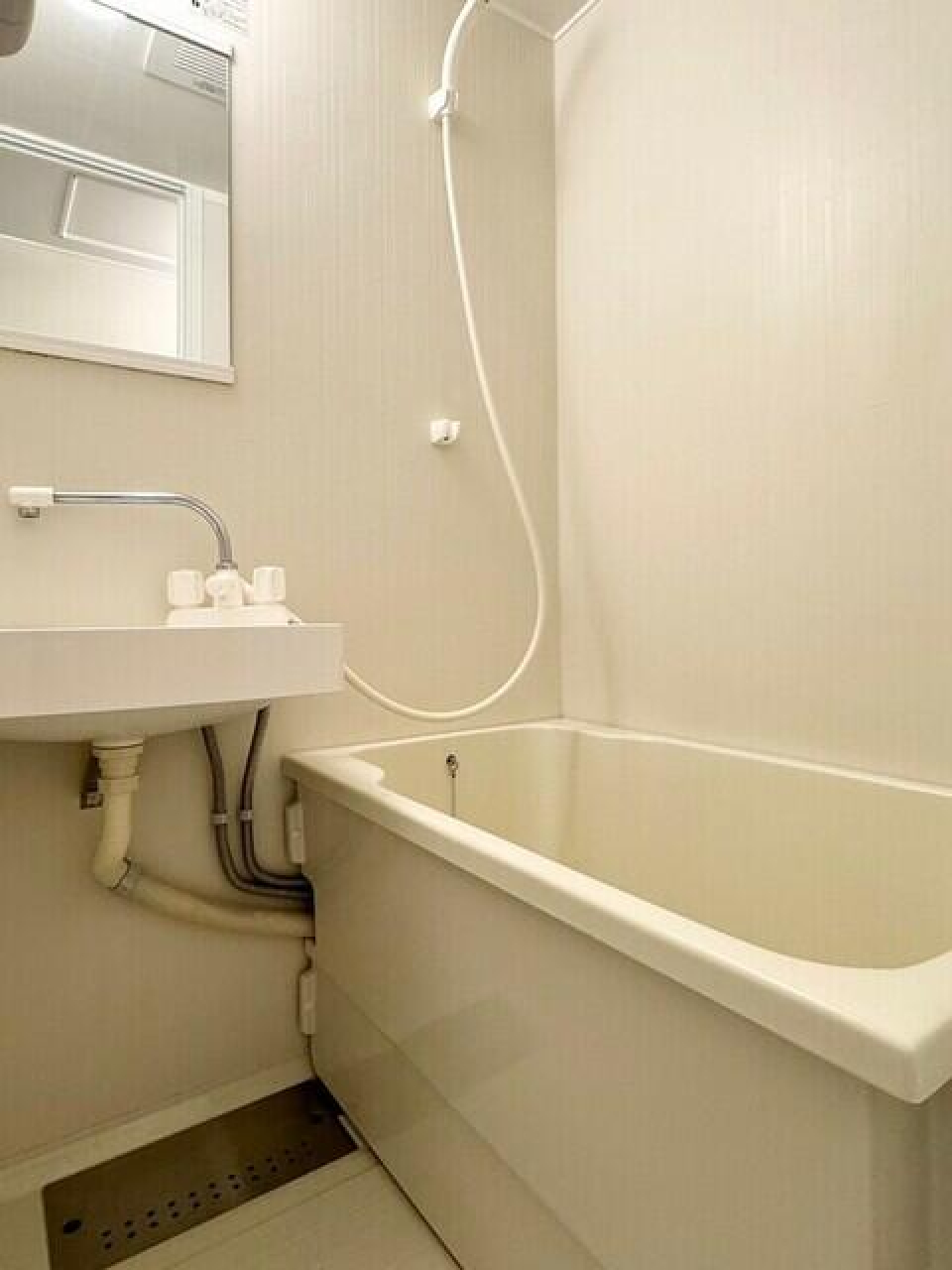 白くまとめられた浴室です。