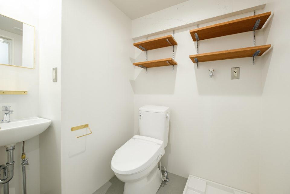 トイレと洗濯機置き場、それぞれの備品が置ける簡易棚付き。