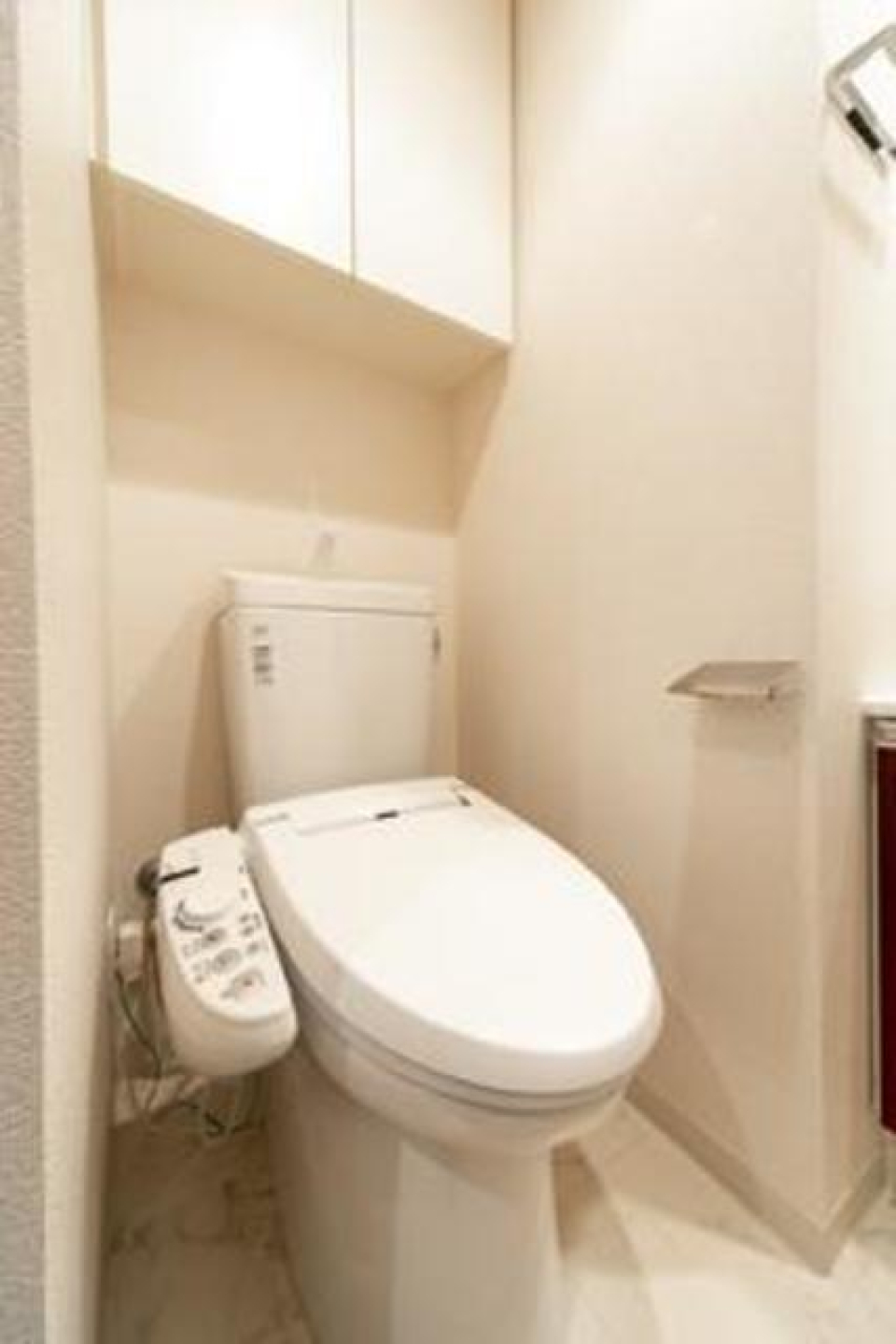 トイレです。頭上に収納棚が付いています。
※写真は同タイプ住戸です。