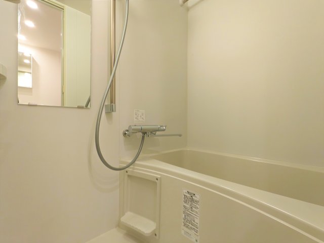 白で清潔感のある浴室です。