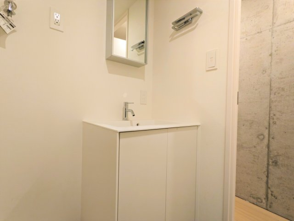 シンプルなデザインの洗面台が洋室の雰囲気にピッタリ。