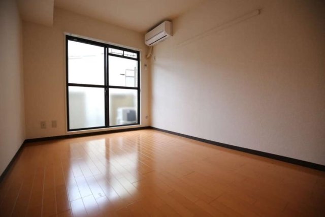 エアコンも完備されたお部屋。窓も大きく、光がたっぷり入りそうです。