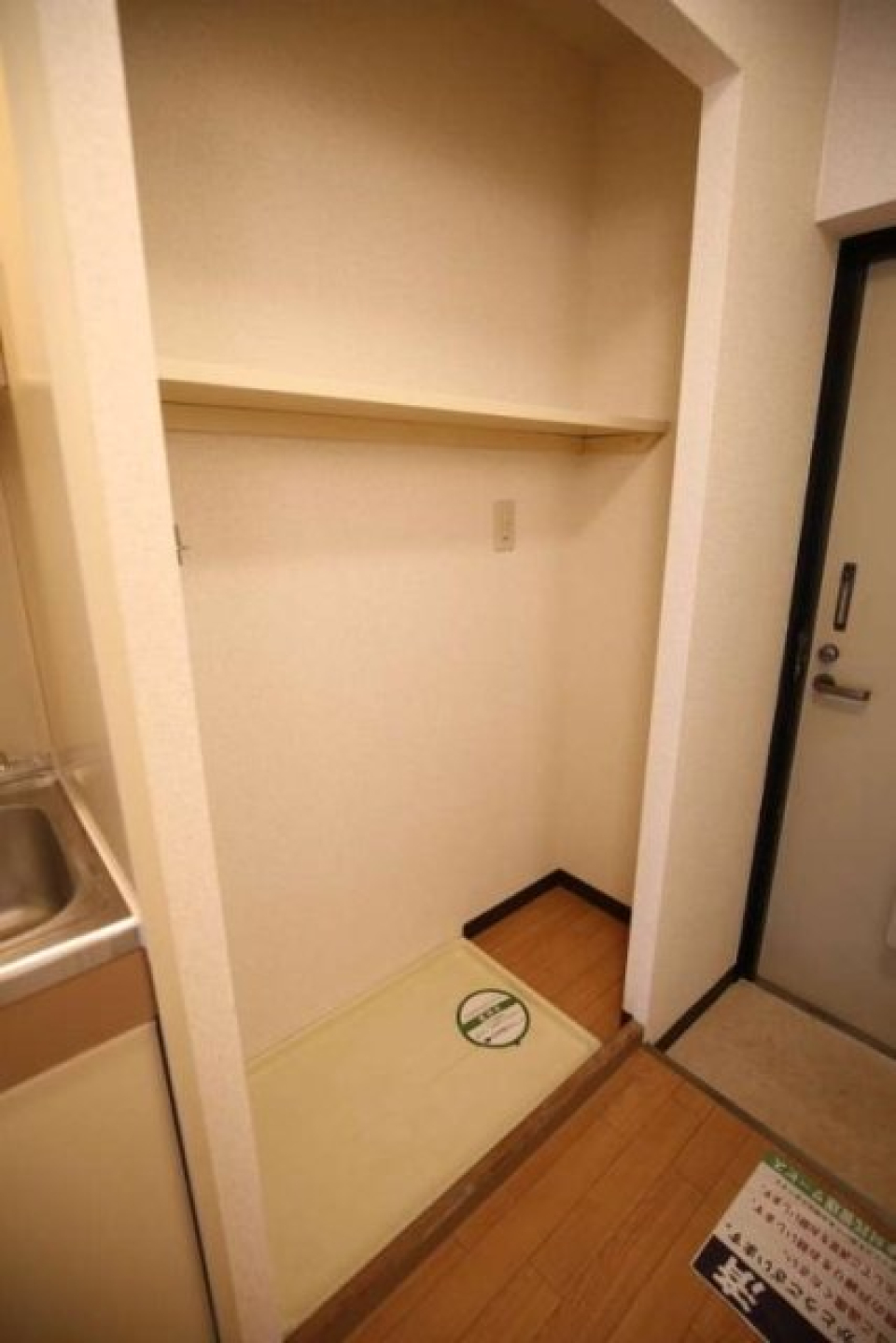 室内洗濯機置き場の上には棚！これは助かる代物です
