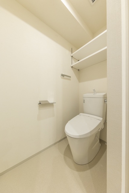 トイレです。頭上に収納棚が付いています。
※写真は同タイプ住戸です。