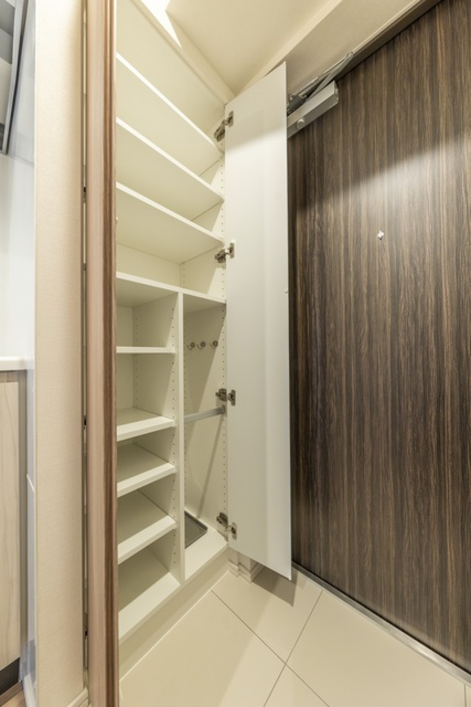 シューズボックスが付いています。
※写真は同タイプ住戸です。