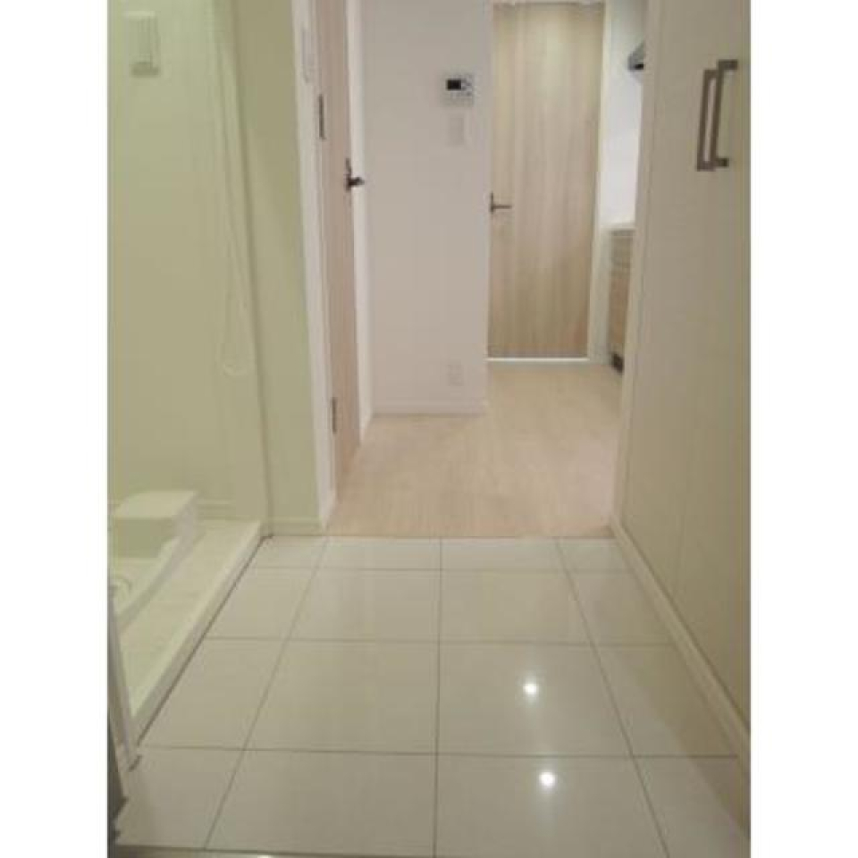 玄関はタイルなので、お掃除がしやすいです。
※写真は同タイプ住戸です。家具や小物はイメージです。