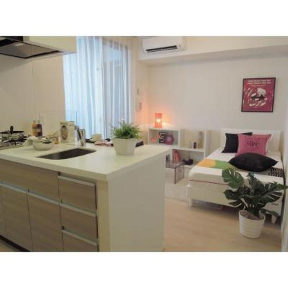 対面キッチンは、テレビを見ながら、楽しくお料理することができます。
※写真は同タイプ住戸です。家具や小物はイメージです。
