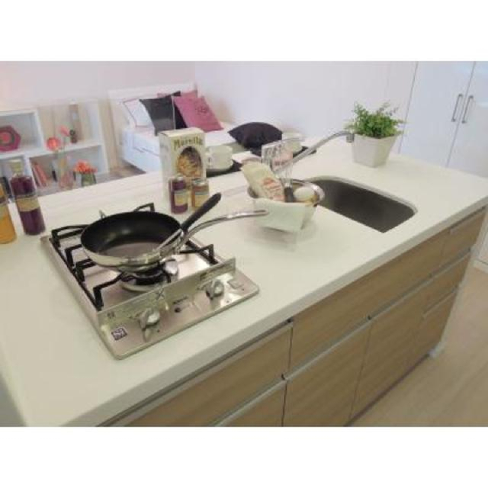 キッチンには油跳ねを防ぐ、ガラスパネルがついています。
※写真は同タイプ住戸です。家具や小物はイメージです。