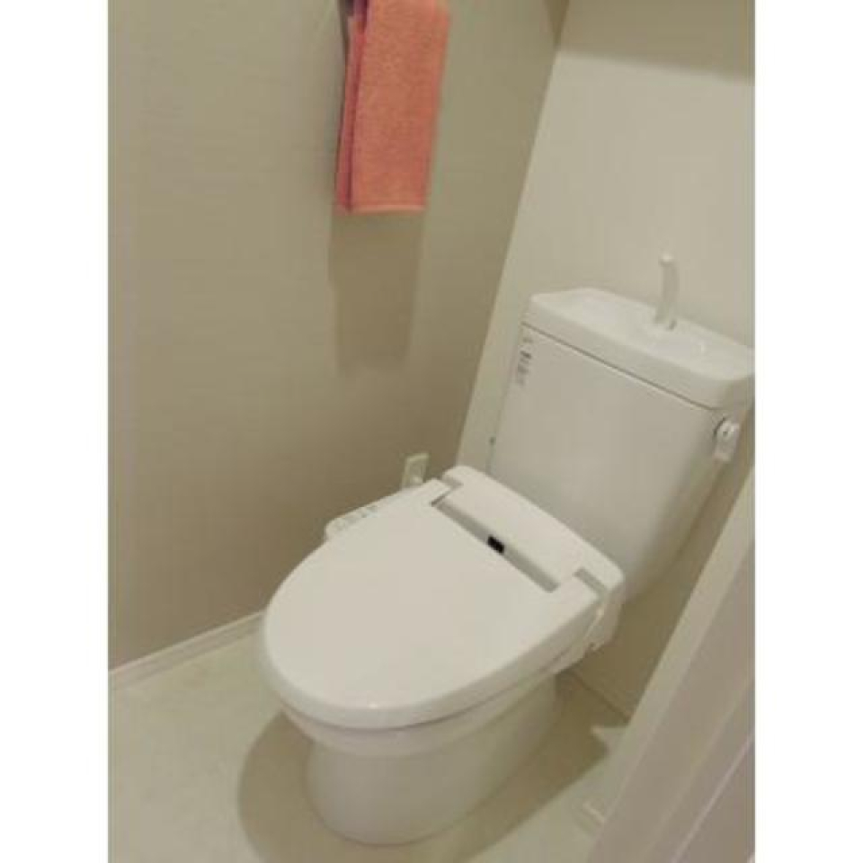 トイレはウォシュレット付きです。
※写真は同タイプ住戸です。家具や小物はイメージです。