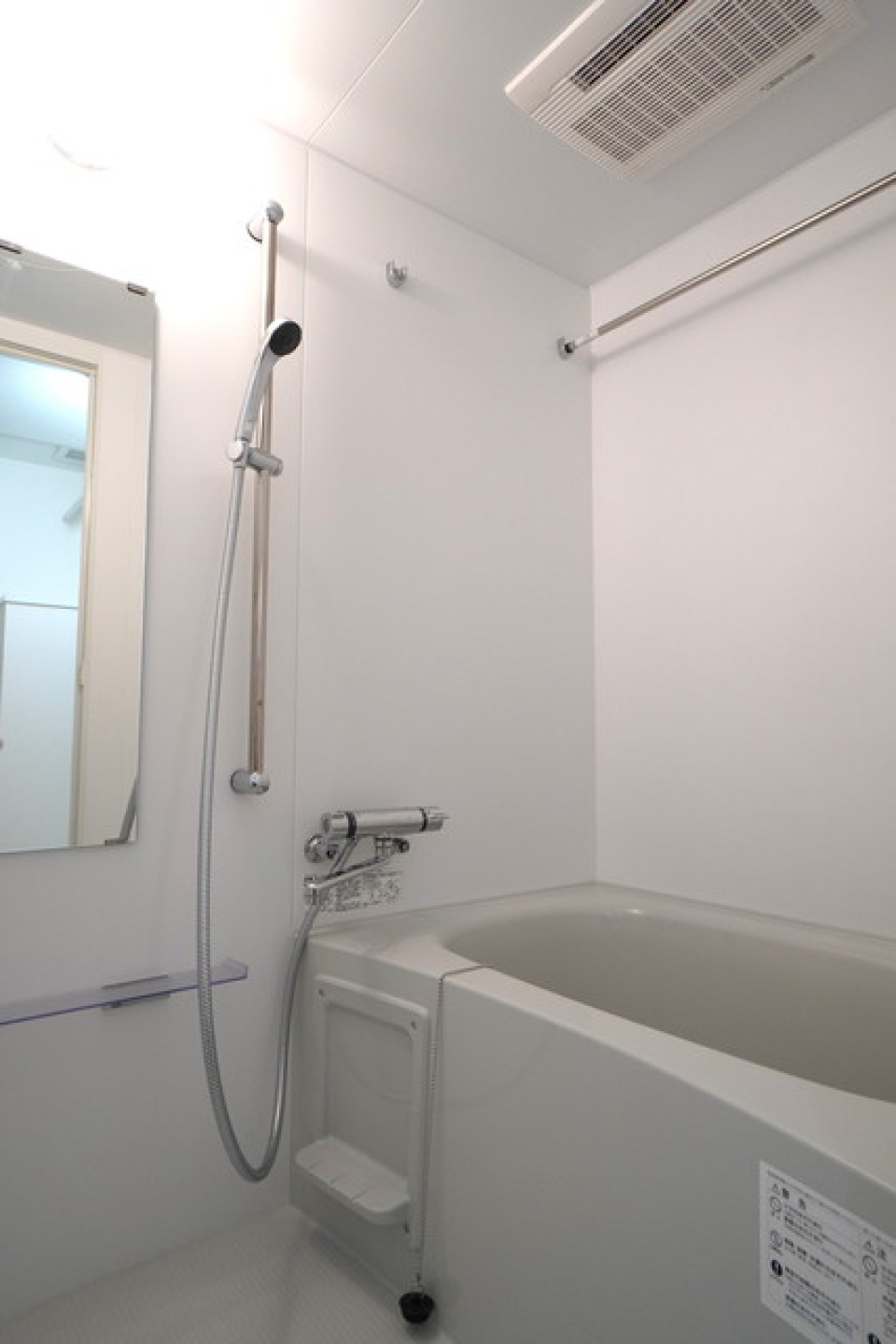 白く清潔感のある浴室です。※写真は同タイプ住戸です。