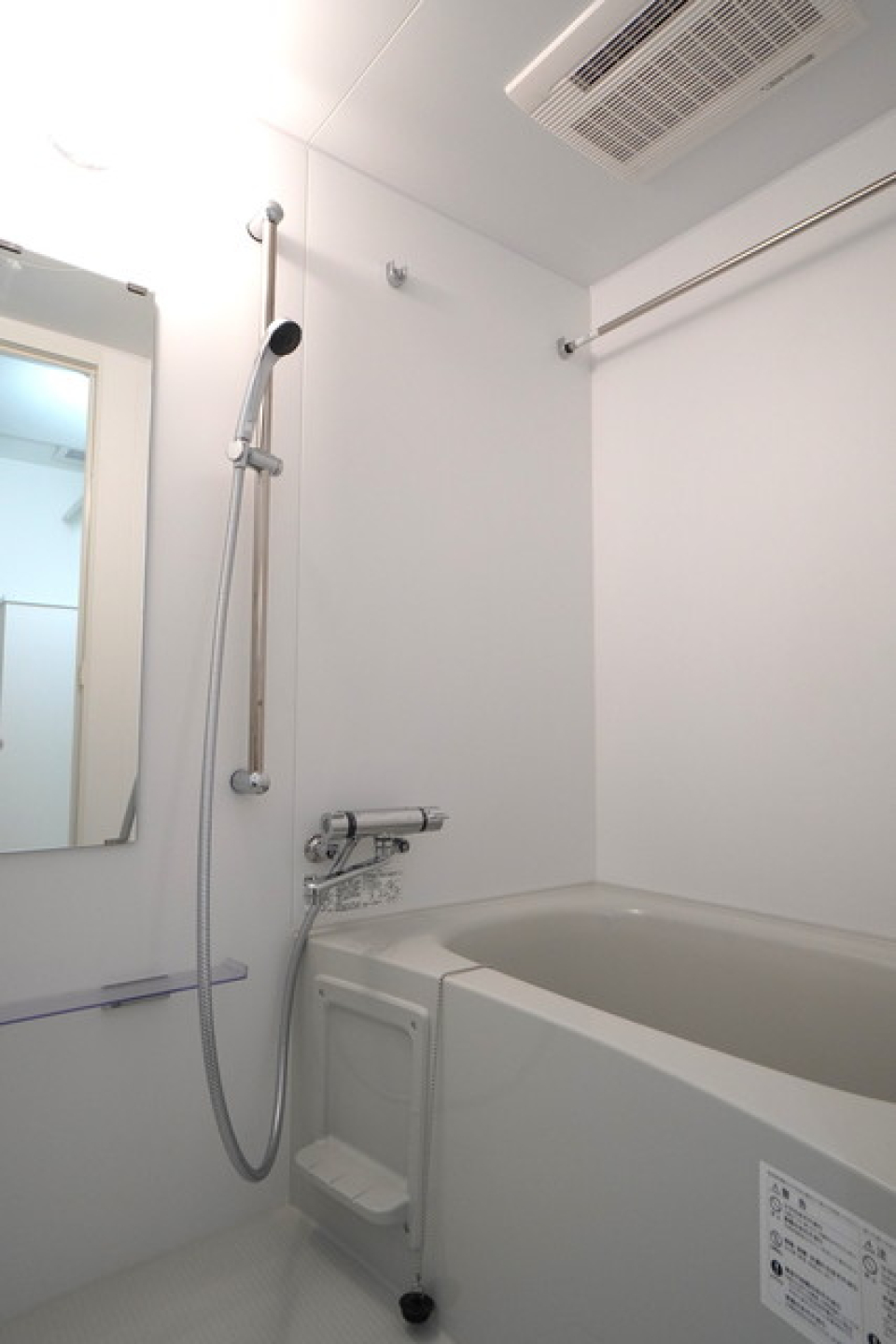 白く清潔感のある浴室です。※写真は同タイプ住戸です。