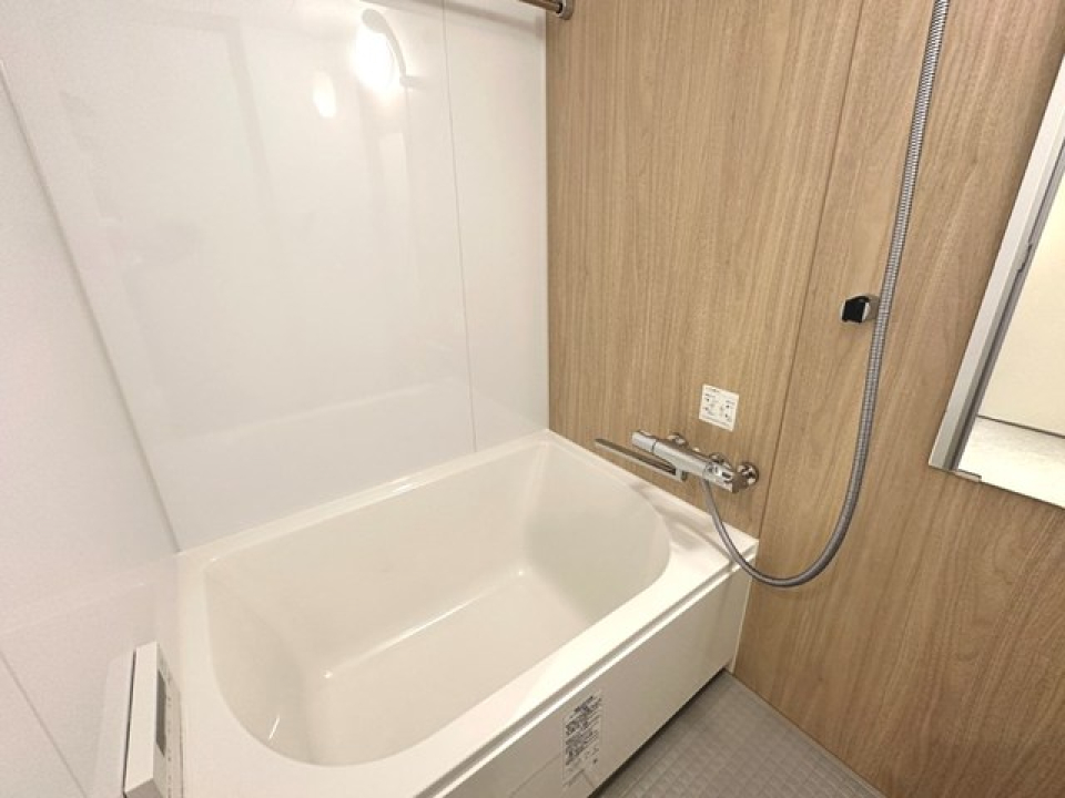 アクセントパネルがウッドテイストでおしゃれなバスルームです。
※写真は同タイプ住戸です。