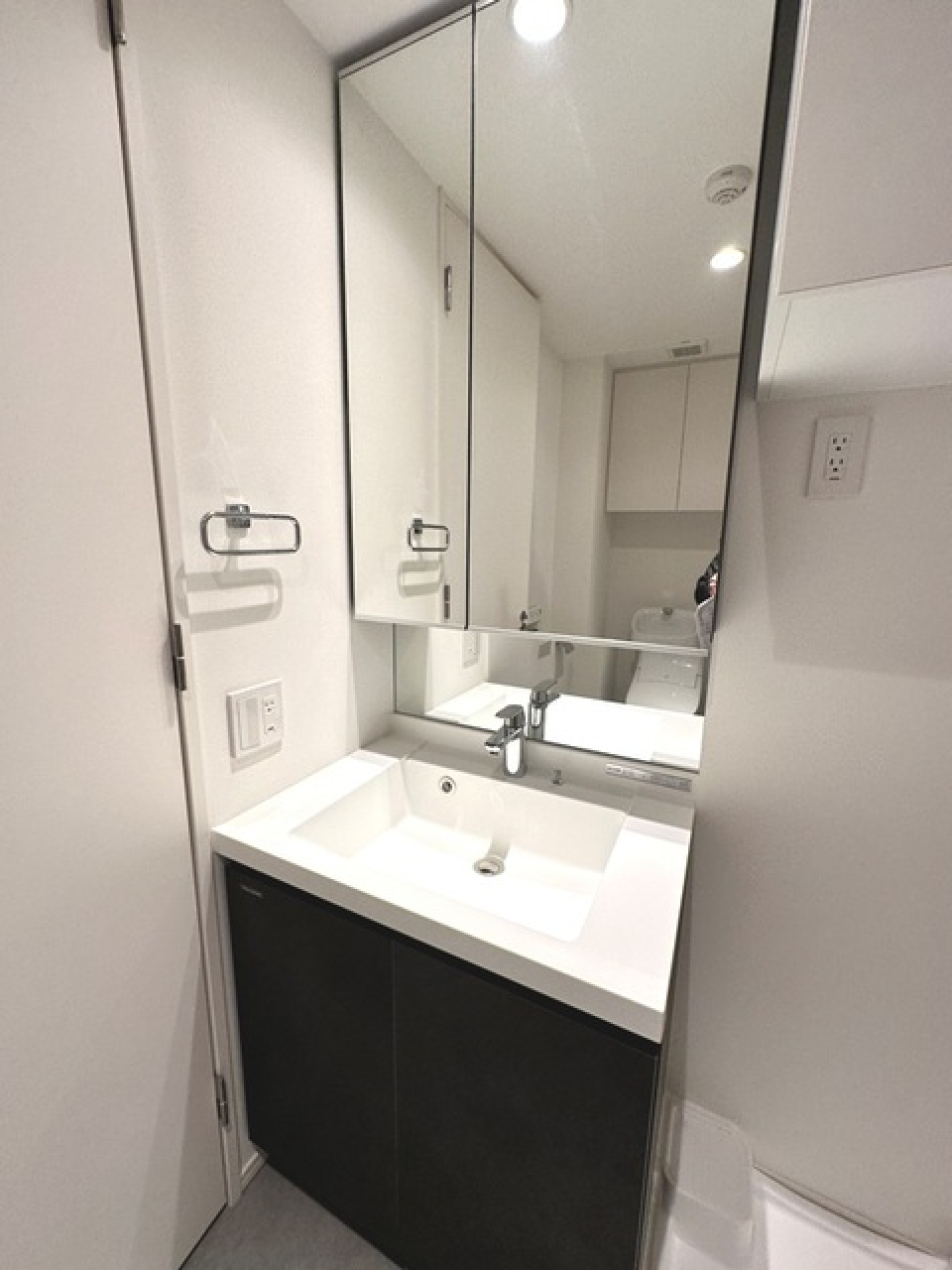 大きな鏡の洗面台です。
※写真は同タイプ住戸です。