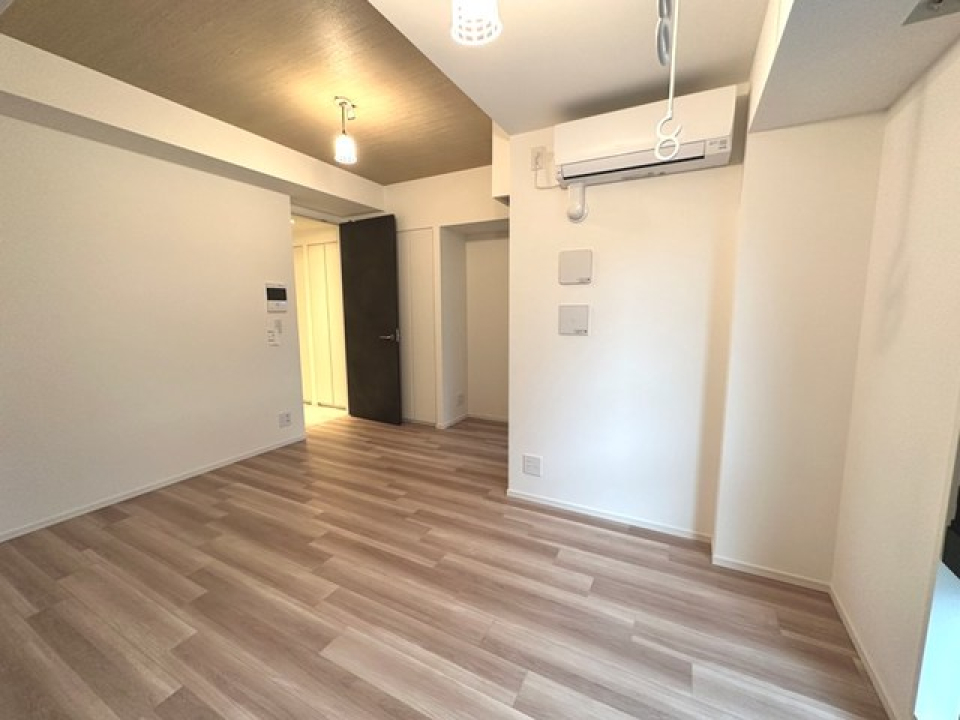 室内に洗濯物を干せる棒は冬に干せば、加湿器代わりにもなりますね。
※写真は同タイプ住戸です。