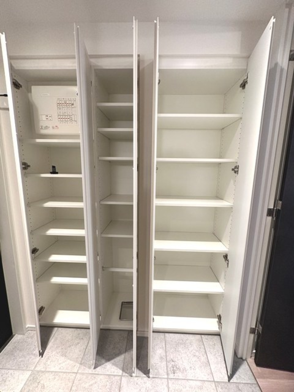 シューズBOXがまさかのこんなに収納ができちゃうんです！靴好きさんはには嬉しいですよね。
※写真は同タイプ住戸です。