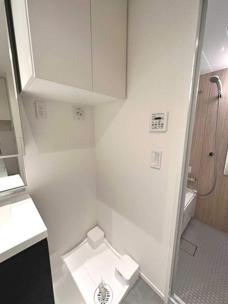 室内洗濯機置き場の上にも、棚がついているので洗剤やタオル等、収納することができそうです。
※写真は同タイプ住戸です。