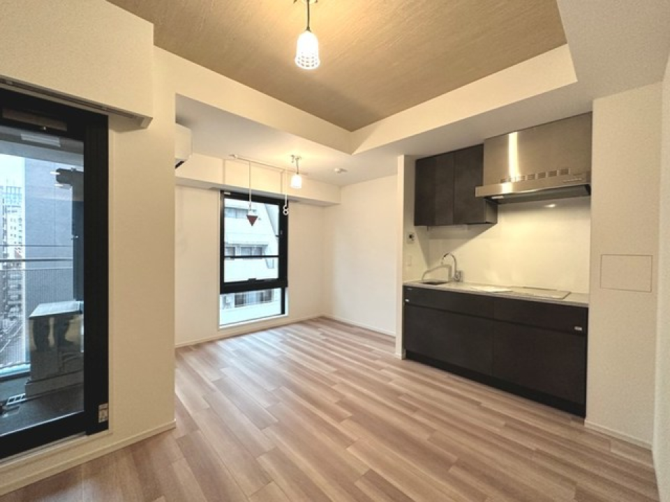 温かみのある色合いのお部屋です。スタイリッシュでデザイン性も高いことろが特徴のお部屋です。

※写真は同タイプ住戸です。