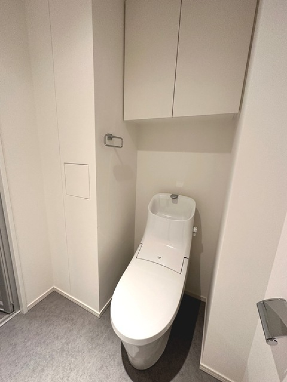 清潔感のあるトイレの上には棚が付いているので、掃除道具やトイレットペーパーなどのお片付けに便利です。
※写真は同タイプ住戸です。
