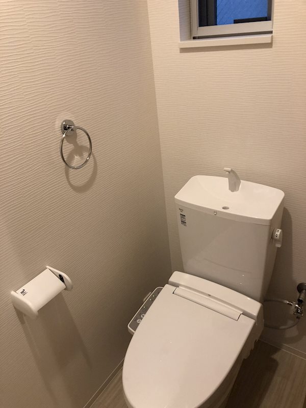 シンプルな造りのトイレ。
後ろには小窓も付いています。