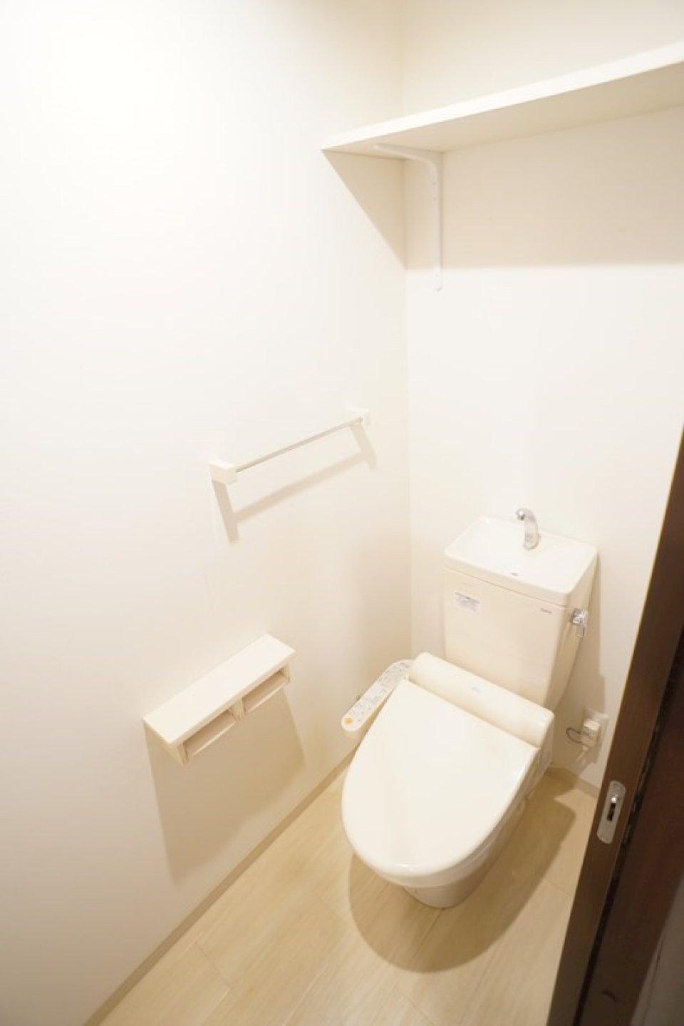 真っ白なトイレ。トイレットペーパーホルダーは2か所についているのですぐに紙切れになる心配はありません。