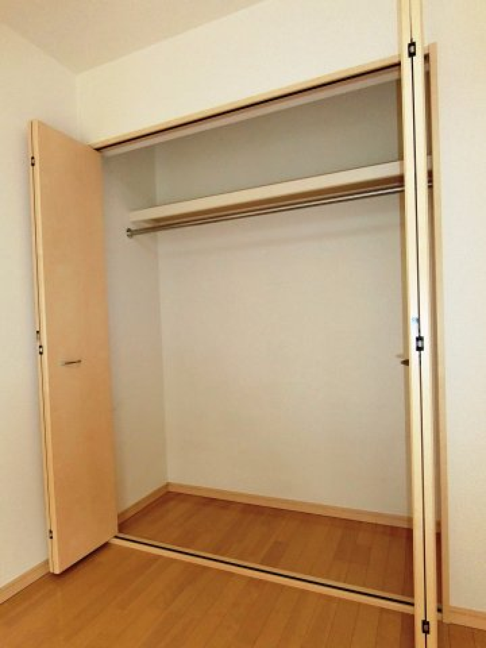 クローゼットの中の様子です。
※同物件内参考画像