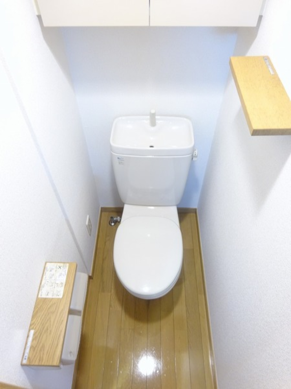 トイレは収納付きなのが嬉しいですね。ペーパーも2個付けれます