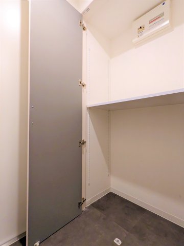 中に、シューズラックを入れて、あなただけの靴コレクションを飾ってみては？