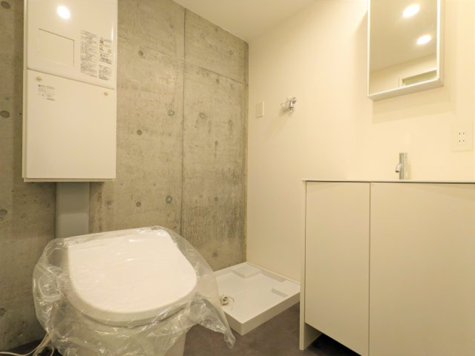 コンクリート打ちっぱなしのトイレ＆洗面台。空間がオシャレです。