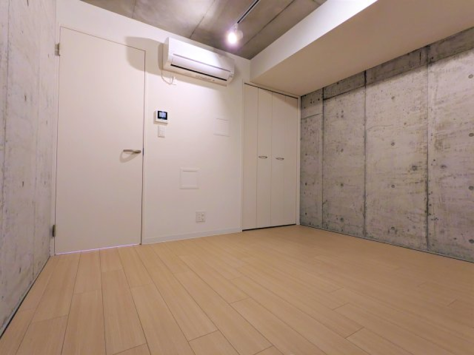 コンクリート打ちっぱなしと、床の色合いが絶妙で落ち着いた雰囲気を作りやすい空間です。