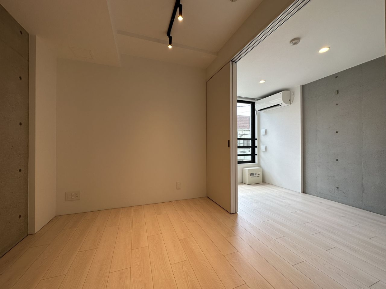 人気の無機質デザイン。憧れのお部屋で暮らしに＋αの楽しみを。