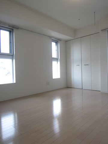 2面採光は角部屋の特権。風通しの良いお部屋です。お部屋は約8.9帖になります。

※色が異なる場合がございますので、現地にて確認下さい。（参考写真）