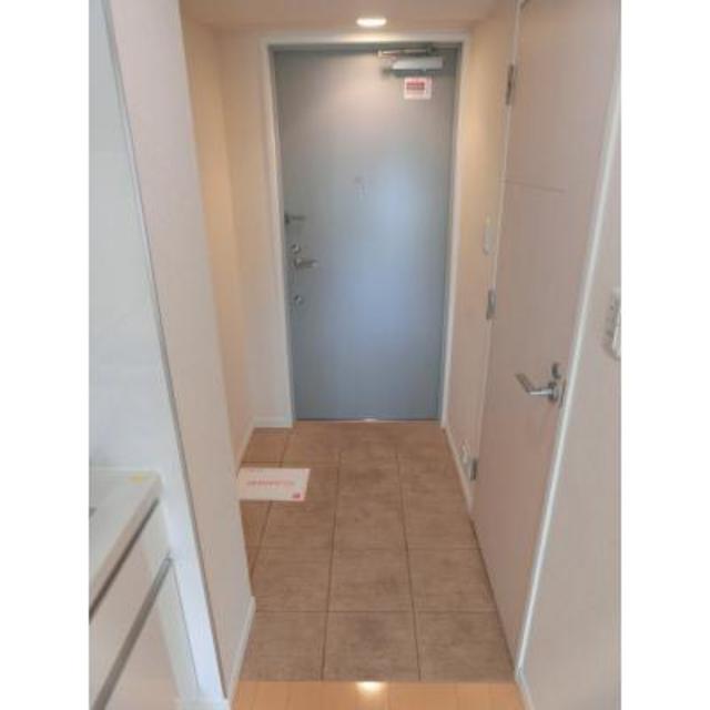 玄関はこんな感じで、やわらかい印象の造りになっています。
※写真は同タイプ住戸です。