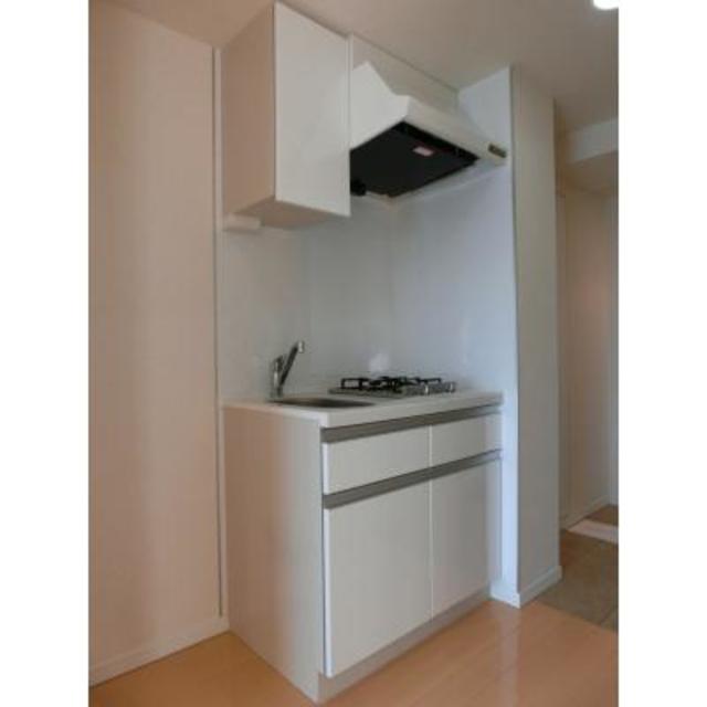 キッチンはインテリアを邪魔しない白。２口コンロのシステムキッチンです。
※写真は同タイプ住戸です。