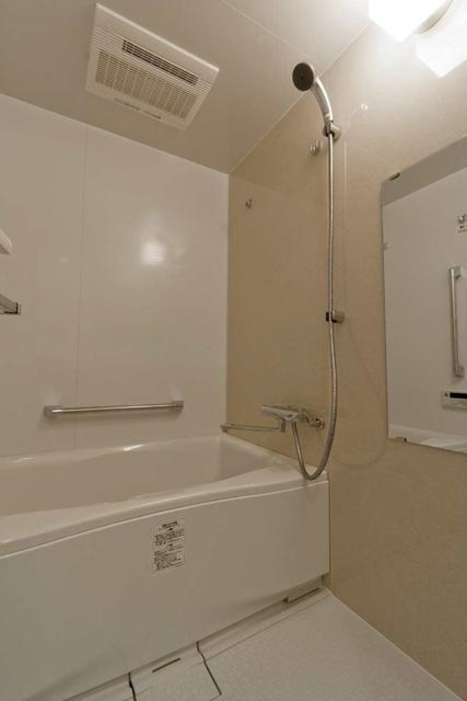ナチュラルなパネルが採用された浴室です。※写真は同タイプ住戸です。